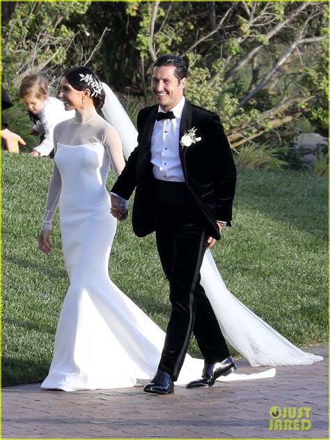 Val Chmerkovskiy & Jenna Johnsons Romantic DWTS Wedding。